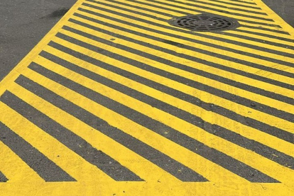 В МО «Коломяги» наносят эксплуатационную маркировку холодным пластиком