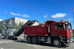Дорожники обновляют покрытие на участке Светлановского проспекта