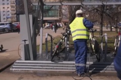 В Калининском от грязи и пыли отмыли велопарковки