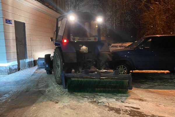 С пятницы и всю ночь продолжалась уборка снега в Кировском районе