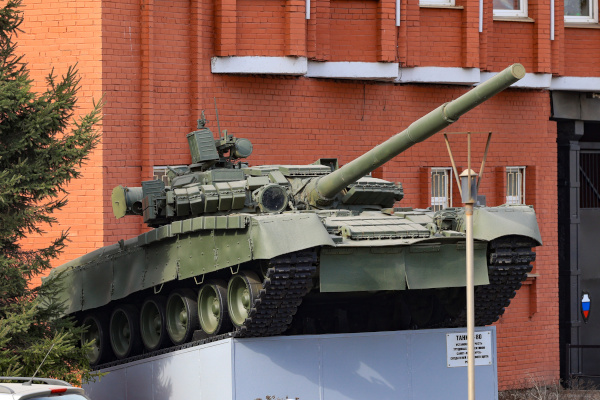 Александр Беглов передал коллективу «НПО Спецматериалов» орден Александра Невского и прикрепил его к знамени предприятия