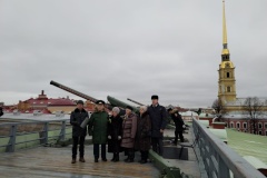 100-летняя жительница Калининского района, участница Великой Отечественной войны, награжденная медалью «За оборону Ленинграда», Екатерина Ивановна Тутурова произвела полуденный выстрел из орудия на Нарышкином бастионе Петропавловской крепости в честь 80-й годовщины Прорыва блокады Ленинграда