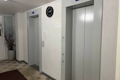 Глава района проверил ход капитального ремонта лифтов и фасадов в нашем районе