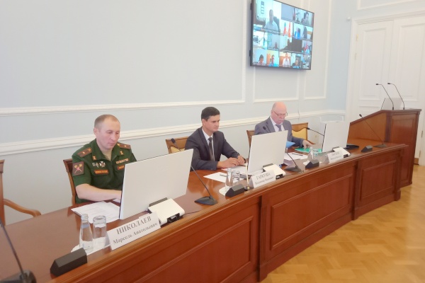 В Смольном обсудили безопасность объектов образования