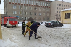 Территории учреждений Комитета по вопросам законности убраны от снега
