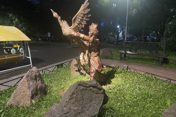 Подсветкой оформлен памятник Жар-птице на улице Щербакова
