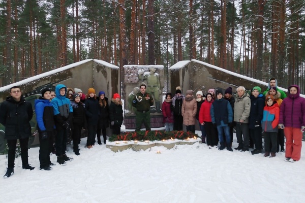 Молодежь Кировского района посетила Лужский рубеж