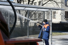 В Кировском районе проводится мойка павильонов ожидания