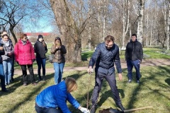 Добрый субботник прошел на Пискаревском мемориальном кладбище накануне Дня Победы