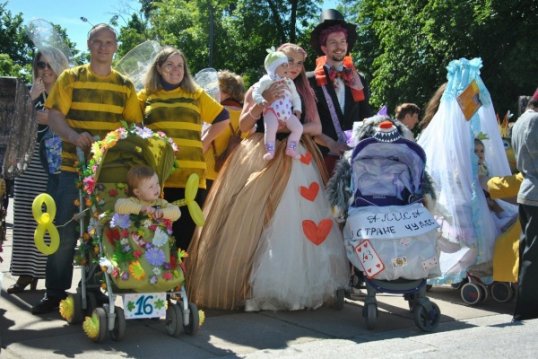 В Кронштадте прошел "Парад колясок"