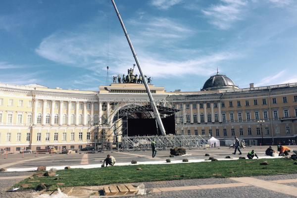 Монтаж цветника с эмблемой IFLA  на Дворцовой площади 