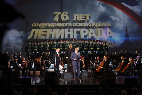 На главной сцене Петербурга звучали поздравления в честь ветеранов Петродворцового района