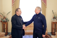 Губернатор наградил режиссёра Алексея Учителя памятным знаком «350 лет Петру Великому»