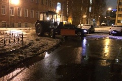 Работники коммунальных служб района ручным и механизированным трудом проводят зачистку территорий