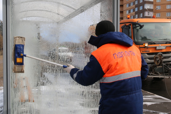 На улицах Кировского района проводятся мероприятия по дезинфекции