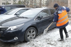 Глава района проверил качество уборки в квартале на Варшавской улице