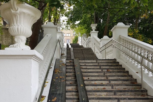 Все городские лестницы в Ломоносове приведены в порядок