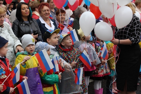 В день флага перед зданием администрации прошла праздничная акция