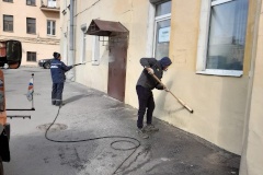 Во Фрунзенском районе активно моют фасады многоквартирных домов