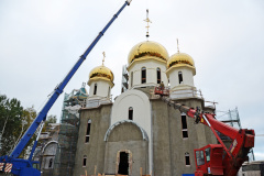 На купол строящегося храма Спас на Каменке поднят Крест