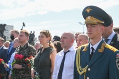 Представители администрации и жители Фрунзенского района возложили цветы к Монументу героическим защитникам Ленинграда на площади Победы