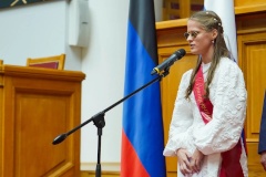 Губернатор Санкт‑Петербурга Александр Беглов вручил золотую медаль выпускнице школы-интерната №1 имени К.К. Грота из Красногвардейского района