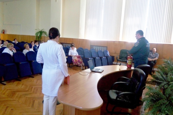 Сотрудники отдела надзорной деятельности Фрунзенского района разъяснили вопросы законодательства в сфере пожарной безопасности медикам Дорожной клинической больницы