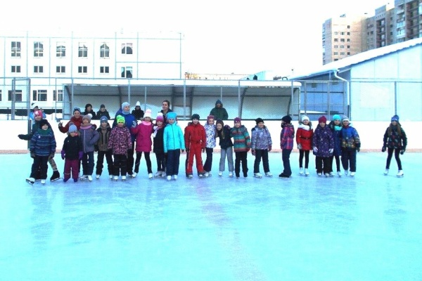 В Кировском районе в зимние каникулы работает каток
