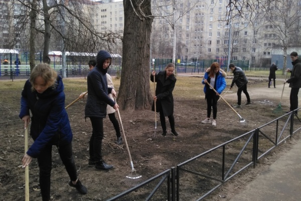 На территории школы №302 прошла комплексная уборка
