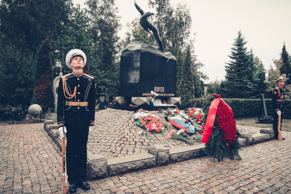 Возложение цветов к мемориалу, посвященному памяти подводников, погибших на крейсере «Курск»