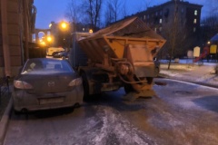 Коммунальные службы Московского района вышли на борьбу с гололедом