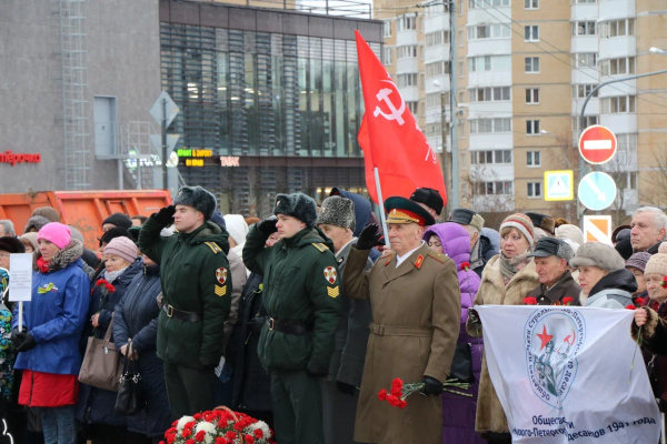 У Триумфальной арки Победы прошла торжественно-траурная церемония возложения цветов