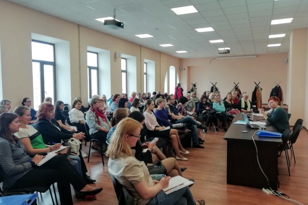 На семинарах обсудили проблемы работы с семьями в сложной жизненной ситуации