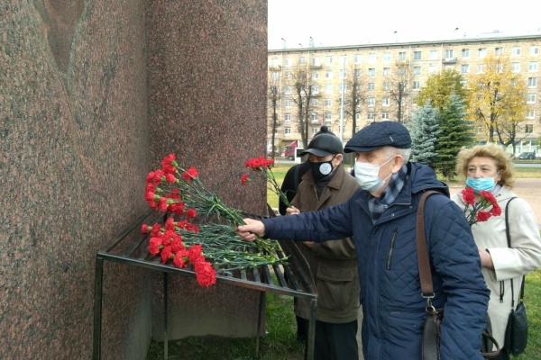 У памятника Героическому Комсомолу возложили цветы