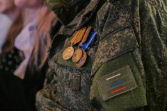 Ко дню воссоединения Донбасса и Новороссии с Россией в Красногвардейском центре культуры участникам СВО вручили памятные знаки и награды.