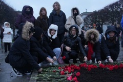 Молодёжь Калининского района возложила цветы у Вечного огня на Пискарёвском мемориале