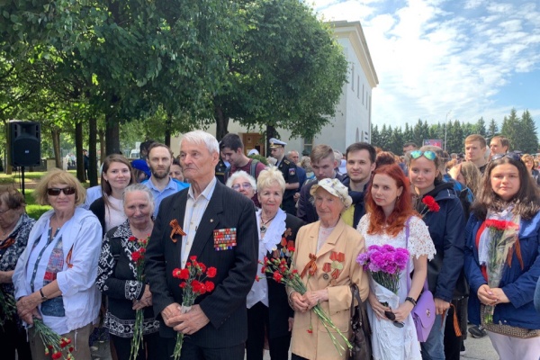 Молодежь Выборгского района почтила память воинов-авиаторов