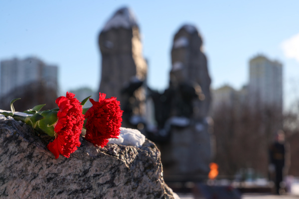 Александр Беглов возложил цветы к монументу воинам-афганцам в парке Интернационалистов