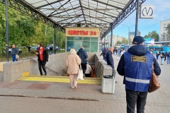 «Заметные результаты»: специалисты Комитета патрулируют территории у станций метро