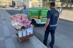 В центре города изъяты автомобиль по продаже экскурсионных билетов и цветы