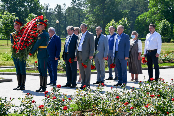 В День памяти и скорби делегация Общественной палаты Петербурга почтила память жертв Великой Отечественной войны