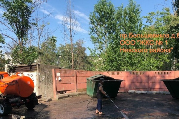 Продолжаются работы по промывке оснований контейнерных площадок и фасадов многоквартирных домов