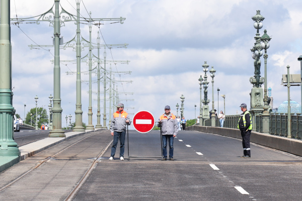 Александр Беглов открыл движение по Троицкому мосту