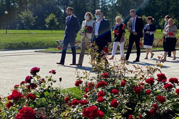 Общественная палата Санкт‑Петербурга почтила память защитников Ленинграда на Пискаревском мемориальном кладбище