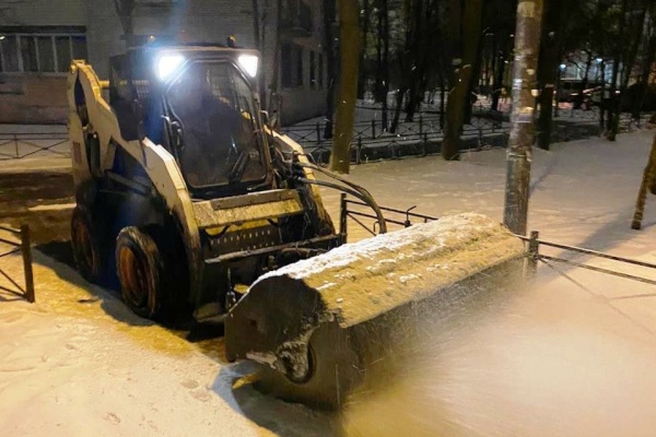 В Кировском районе на уборку территории от снега вышло более 400 дворников и почти 90 единиц спецтехники
