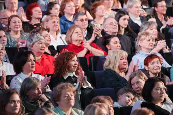Праздничный концерт «Нашим любимым» в БКЗ «Октябрьский»