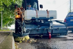 Осенняя уборка листьев началась в Кировском районе Петербурга
