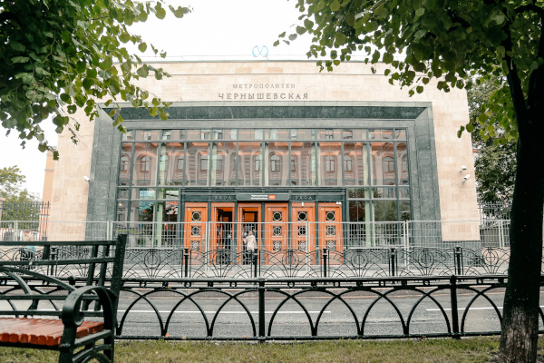 Александр Беглов осмотрел обновленную станцию метро «Чернышевская»