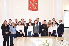 Стажеры Смольного работали над восстановлением Смоленского Лютеранского кладбища