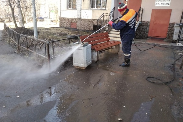 В Петербурге в ходе весеннего месячника коммунальные службы приводят в порядок дворовые территории